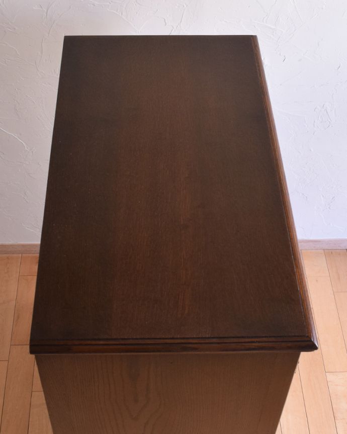 アンティークのチェスト アンティーク家具 葡萄の装飾が美しい、英国輸入のオーク材のカップボードチェスト(食器棚)。天板もピカピカにお直ししました。(q-994-f)