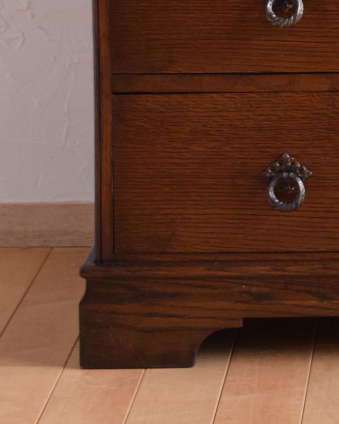 アンティークのチェスト アンティーク家具 葡萄の装飾が美しい、英国輸入のオーク材のカップボードチェスト(食器棚)。安定感のある脚がしっかり支えます。(q-994-f)