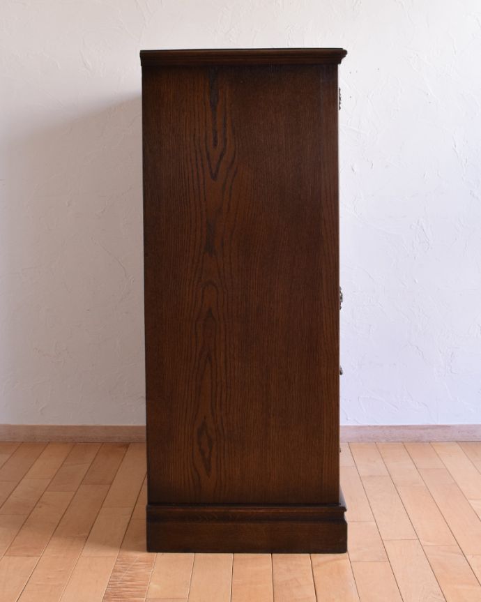 アンティークのチェスト アンティーク家具 葡萄の装飾が美しい、英国輸入のオーク材のカップボードチェスト(食器棚)。サイドから見てもキレイです。(q-994-f)