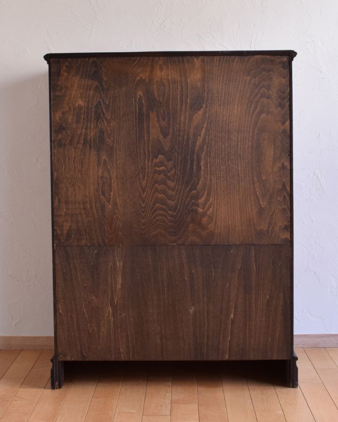 アンティークのチェスト アンティーク家具 葡萄の装飾が美しい、英国輸入のオーク材のカップボードチェスト(食器棚)。アンティークは新品ではないので、もちろん経年変化によるキズはありますが、専門の職人が目立たないようキレイにお直しをしているので、後姿までキレイです。(q-994-f)