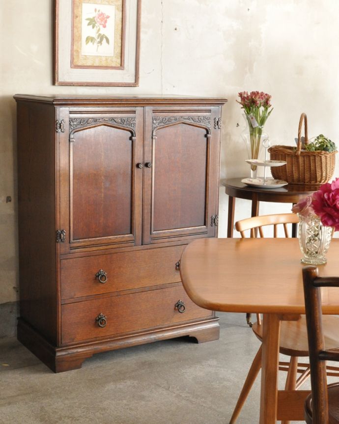 アンティークのチェスト アンティーク家具 葡萄の装飾が美しい、英国輸入のオーク材のカップボードチェスト(食器棚)。小物をたくさん置けるので、鏡を置いてドレッサー風にして使ってもいいですね。(q-994-f)