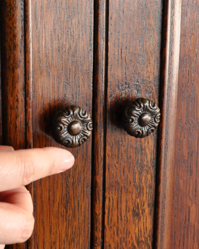 アンティークのチェスト アンティーク家具 葡萄の装飾が美しい、英国輸入のオーク材のカップボードチェスト(食器棚)。扉には、可愛い取っ手がちょこんと付いています。(q-994-f)
