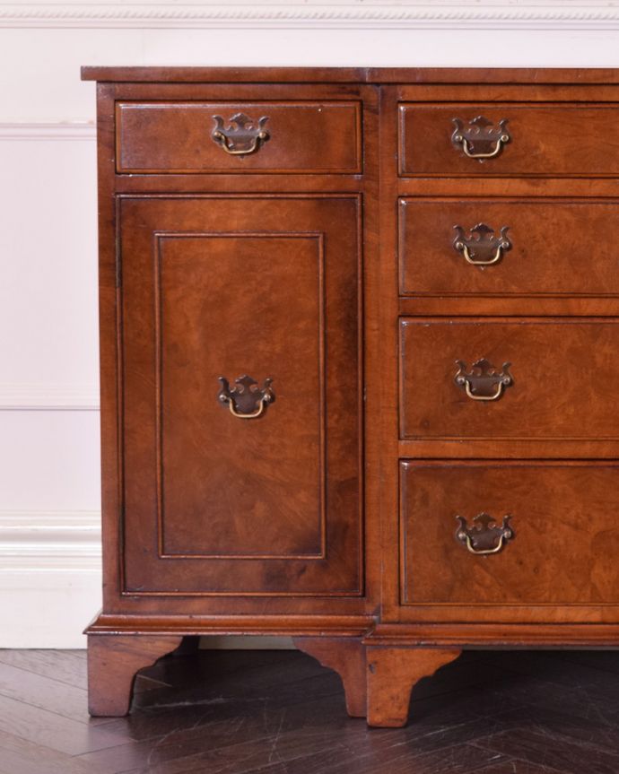 サイドボード　アンティーク家具　英国の美しいアンティーク家具、ウォルナット材のサイドボード。高級感のある落ち着いた色合いも魅力です。(q-999-f)