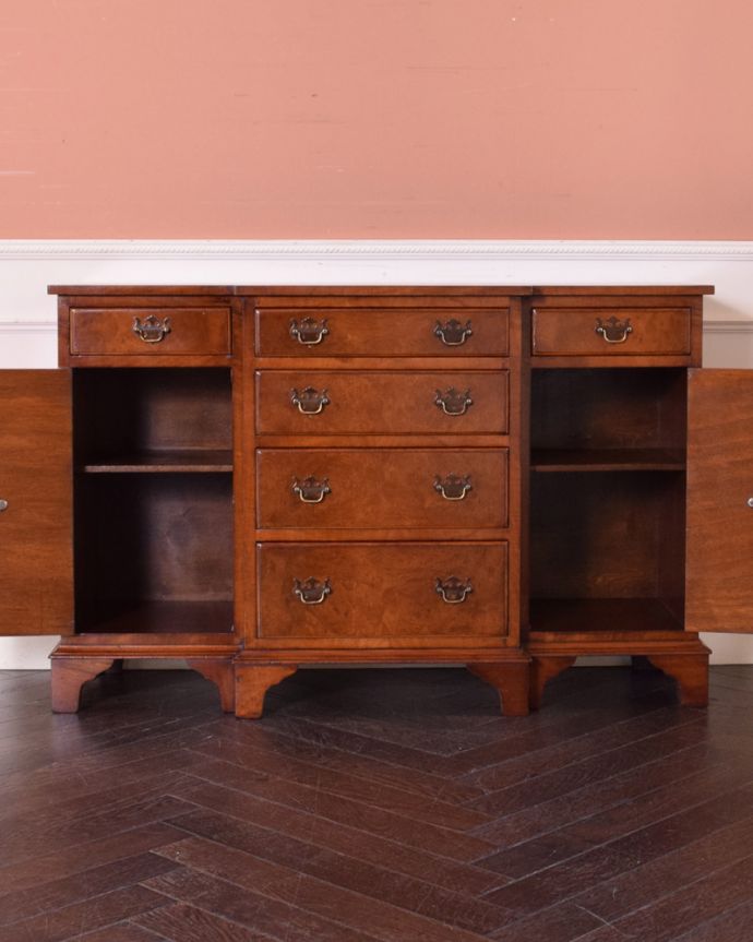 サイドボード　アンティーク家具　英国の美しいアンティーク家具、ウォルナット材のサイドボード。扉を開くと、たっぷりの収納スペース。(q-999-f)