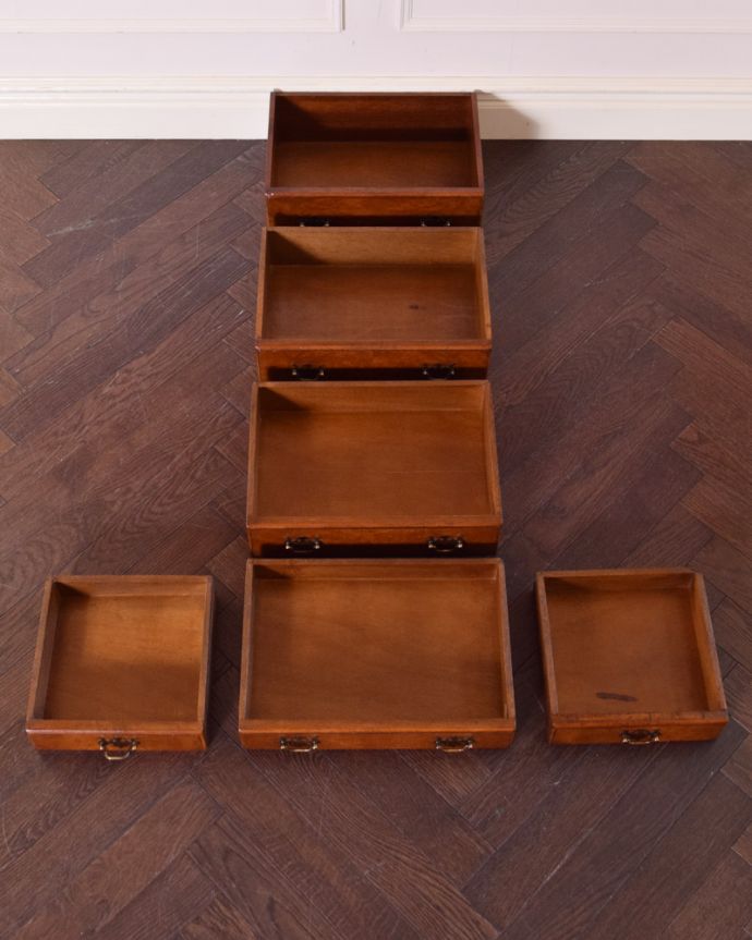 サイドボード　アンティーク家具　英国の美しいアンティーク家具、ウォルナット材のサイドボード。引き出しがあるので細かいものもしまえます。(q-999-f)