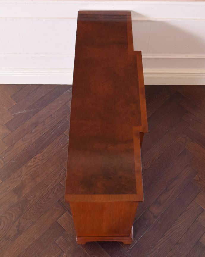 サイドボード　アンティーク家具　英国の美しいアンティーク家具、ウォルナット材のサイドボード。広々した天板もキレイに塗装を仕上げました。(q-999-f)