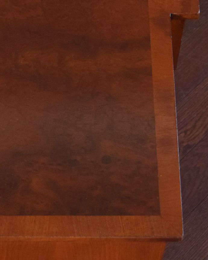 サイドボード　アンティーク家具　英国の美しいアンティーク家具、ウォルナット材のサイドボード。天板を縁取るように装飾があります。(q-999-f)