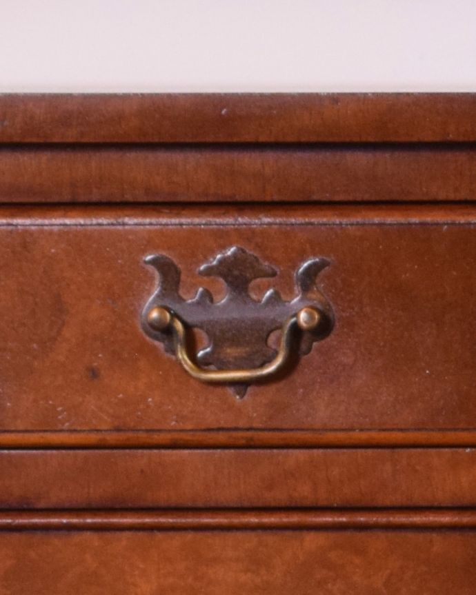 サイドボード　アンティーク家具　英国の美しいアンティーク家具、ウォルナット材のサイドボード。扉と引き出しの取っ手はハンドルタイプです。(q-999-f)