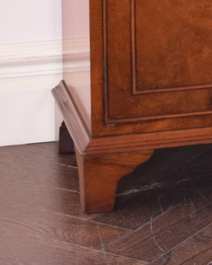 サイドボード　アンティーク家具　英国の美しいアンティーク家具、ウォルナット材のサイドボード。安定感のある脚がしっかり支えます。(q-999-f)