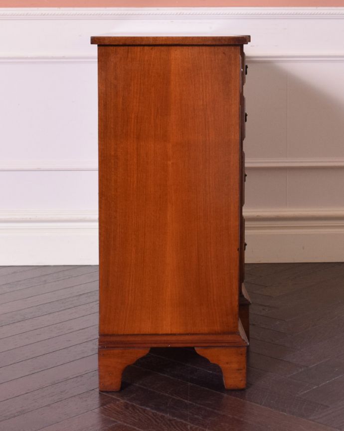 サイドボード　アンティーク家具　英国の美しいアンティーク家具、ウォルナット材のサイドボード。サイドから見てもキレイな状態です。(q-999-f)