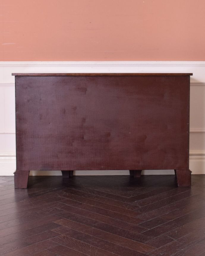 サイドボード　アンティーク家具　英国の美しいアンティーク家具、ウォルナット材のサイドボード。アンティークは新品ではないので、もちろん経年変化によるキズはありますが、専門の職人が目立たないようキレイにお直しをしているので、後姿までキレイです。(q-999-f)