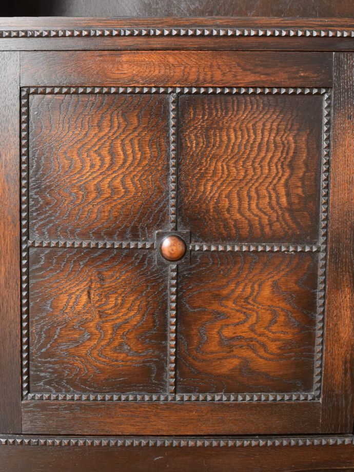 英国アンティーク家具らしい装飾