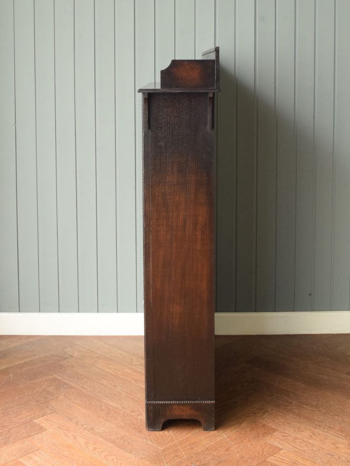 アンティークキャビネットの側面