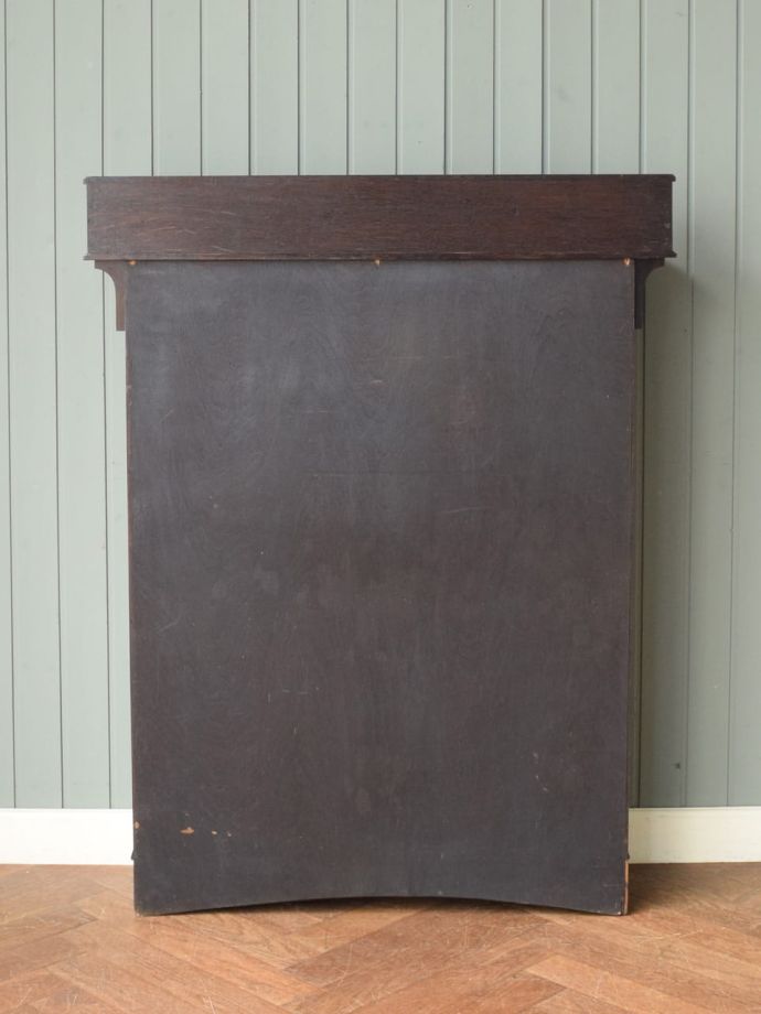 キャビネットの後ろ姿