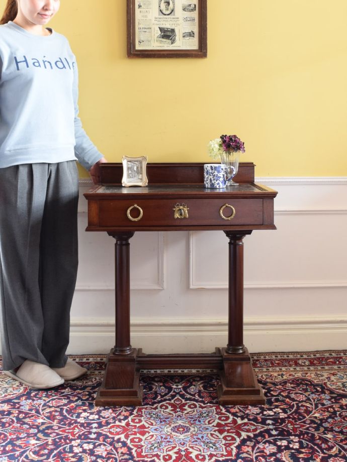 英国アンティークのデスク
