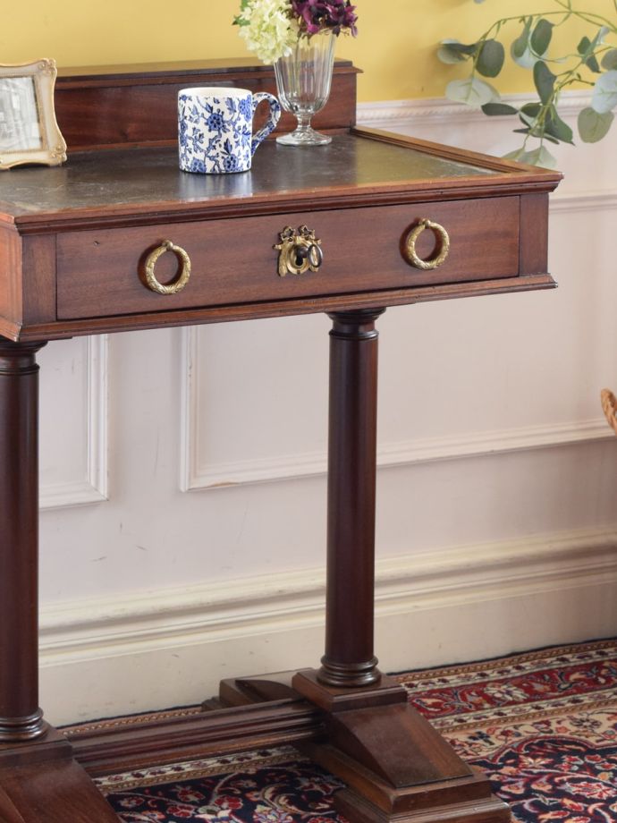 アンティークデスクの美しい木目