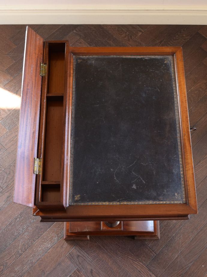 アンティークデスクの扉の中