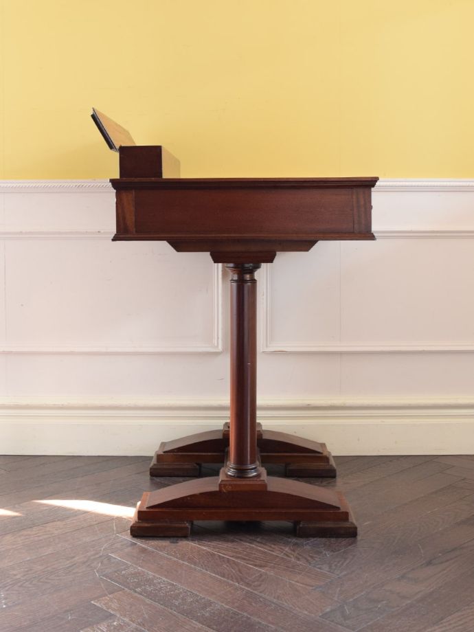 書斎デスクの側面