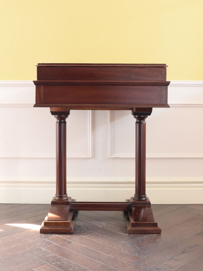 アンティークデスクの後ろ姿