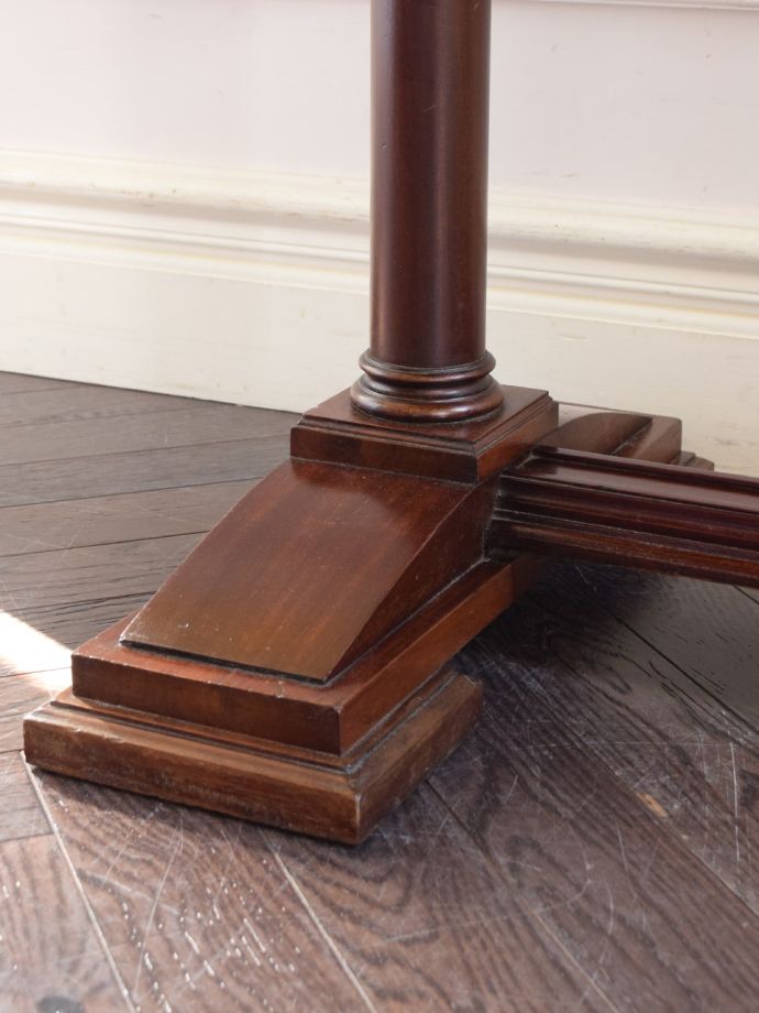 アンティークデスクの脚