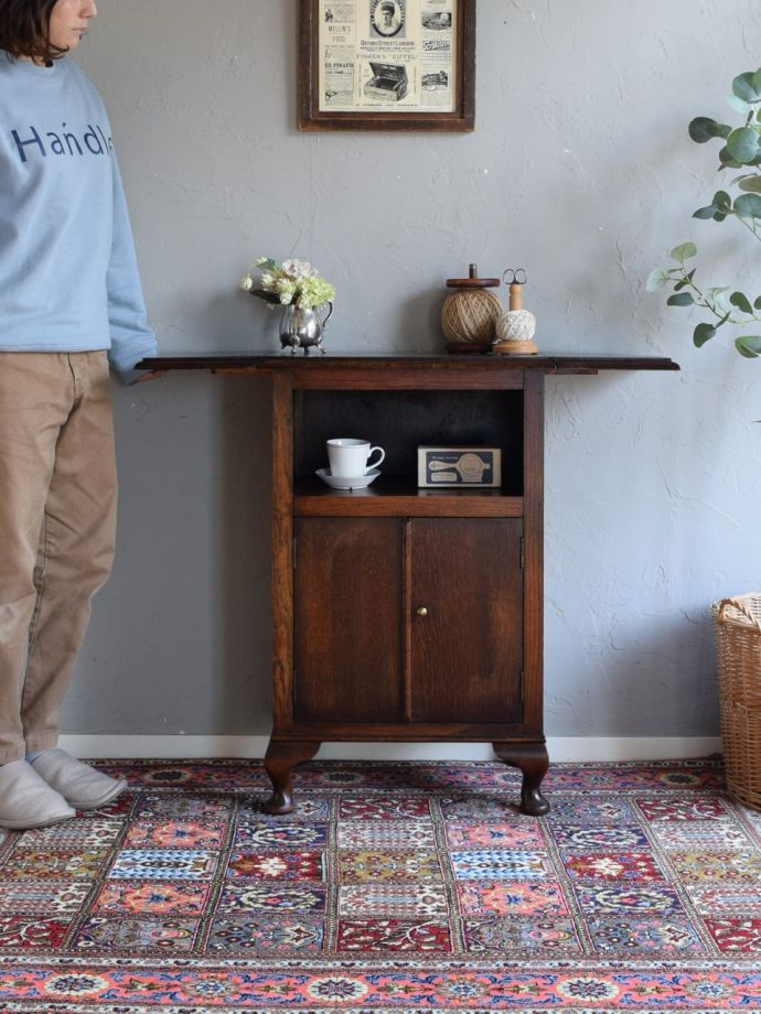 アンティークのサイドキャビネット