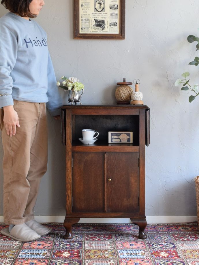 アンティークのサイドキャビネット
