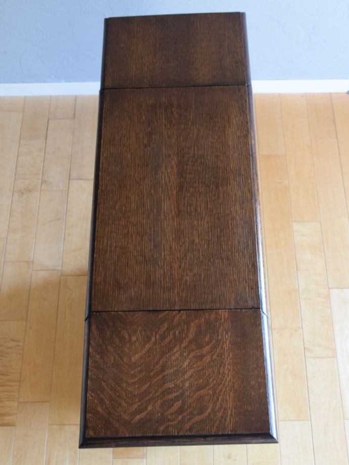 天板を広げた折り畳みキャビネット