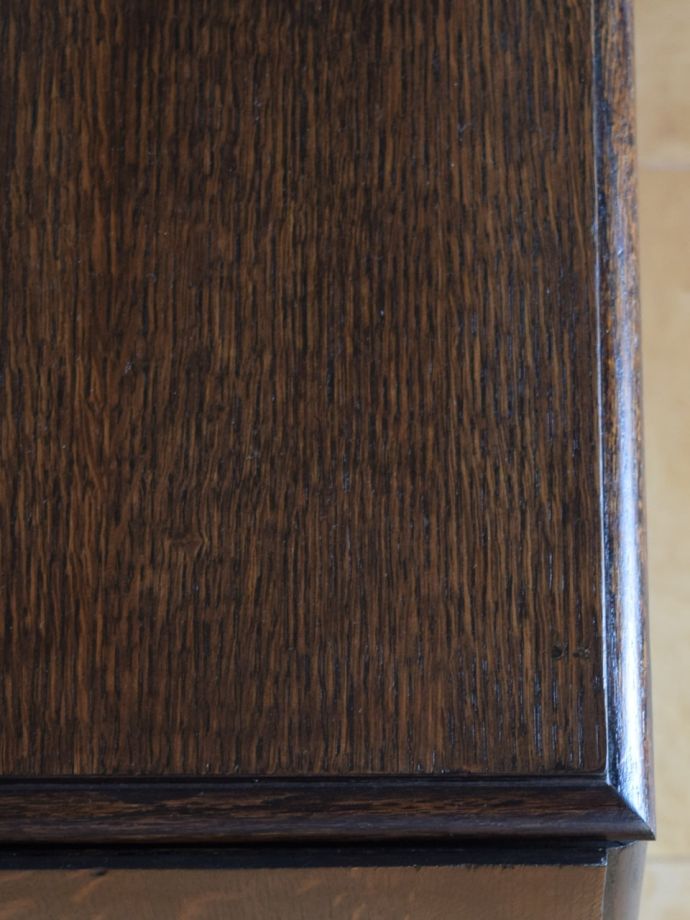 アンティークテーブルらしい木目