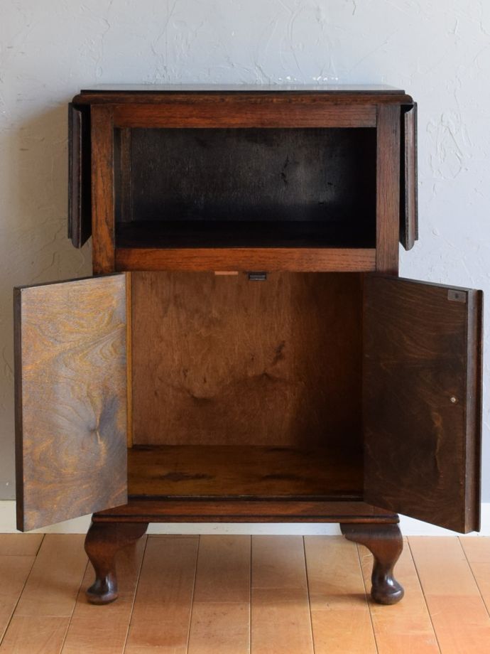 サイドキャビネットの扉の中