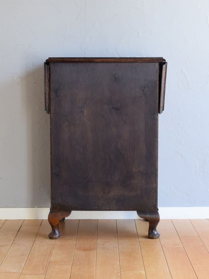 サイドキャビネットの後ろ姿