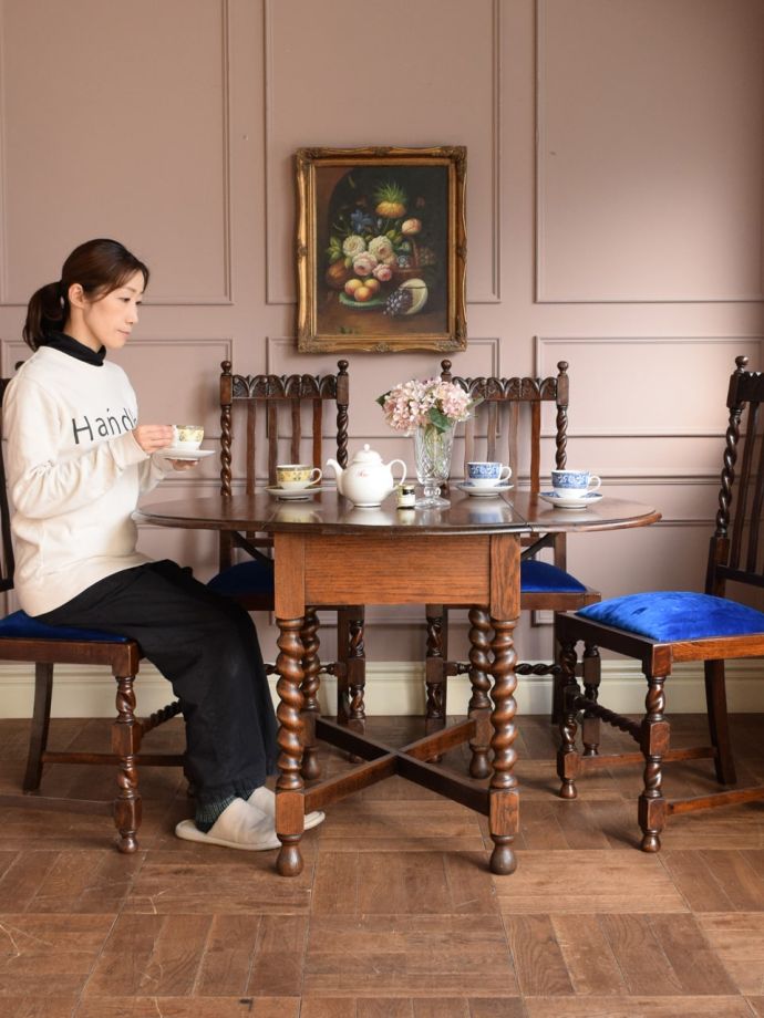 アンティークの伸長式テーブル