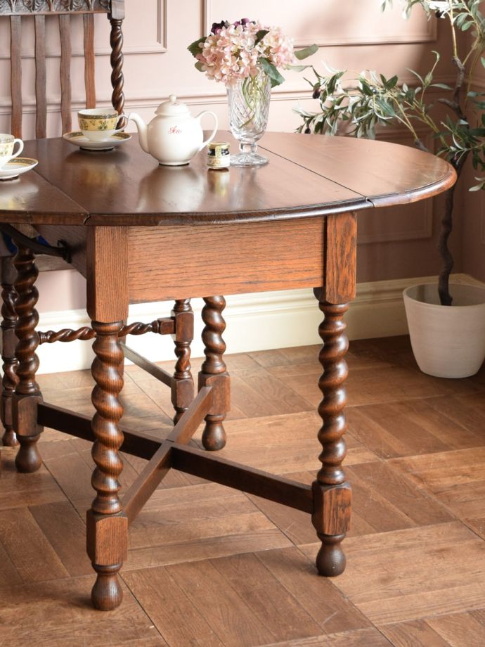 伸長式のおしゃれなアンティークテーブル