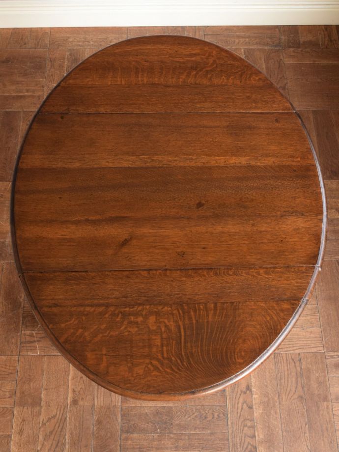 天板を広げた折り畳みテーブル