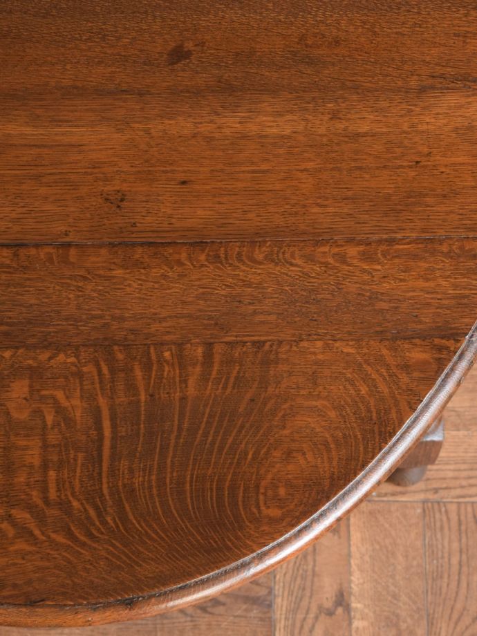 アンティークテーブルらしい木目