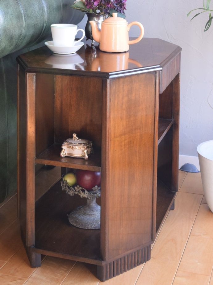 英国スタイルのアンティークテーブル