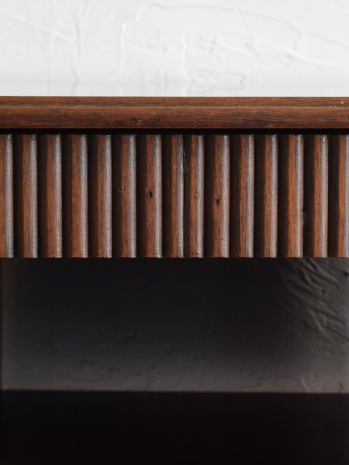 英国アンティーク家具らしい装飾