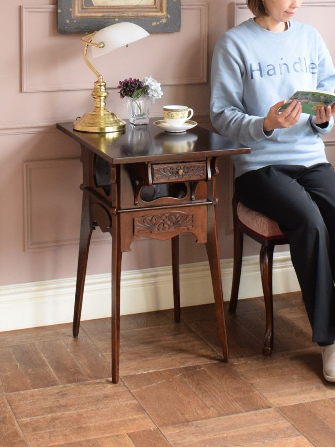 アンティークのオケージョナルテーブル