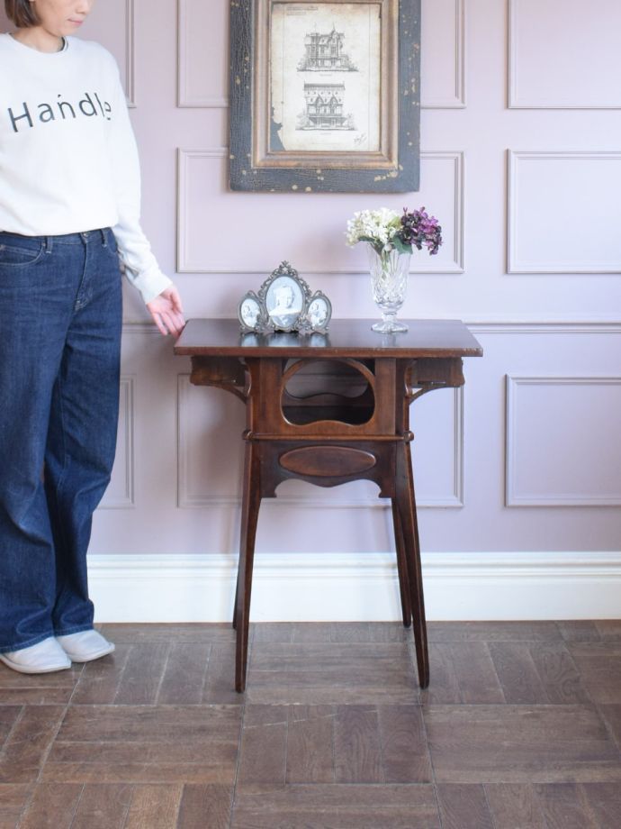 美しいアンティークのテーブル