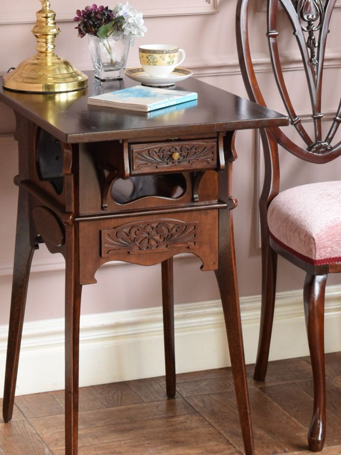 英国のアンティーク家具らしいデザイン