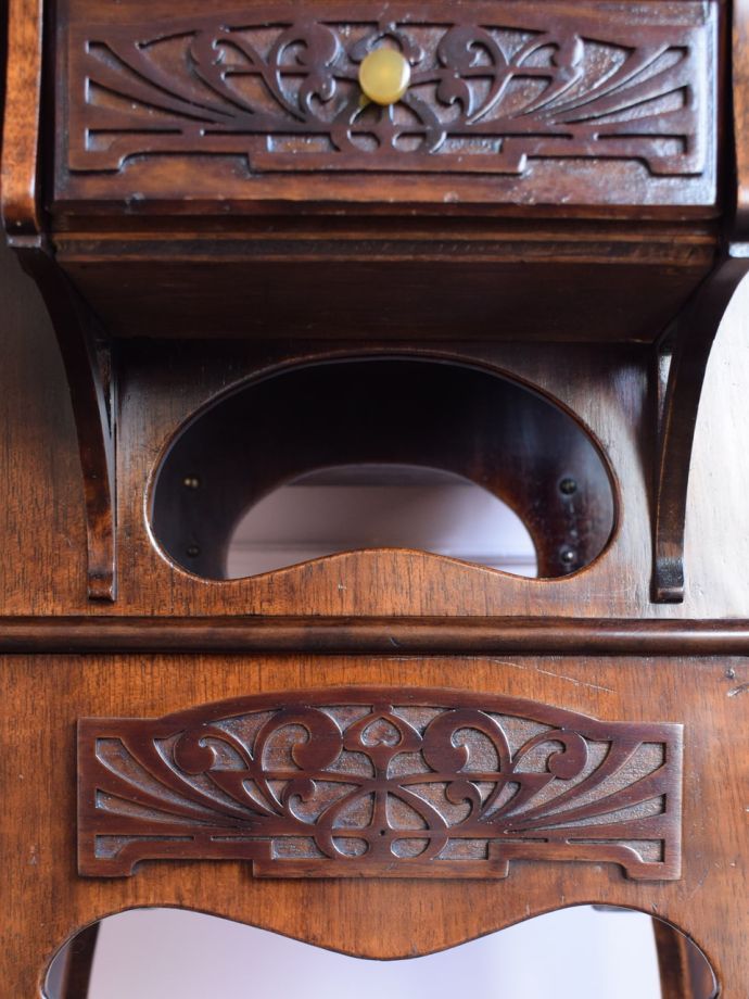 英国アンティーク家具らしい装飾