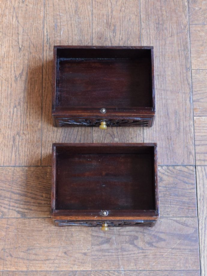 アンティークテーブルの引き出し