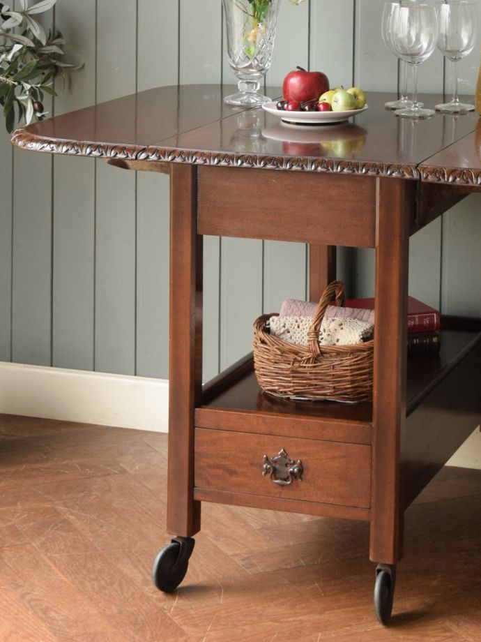 アンティーク家具らしさが漂うワゴン