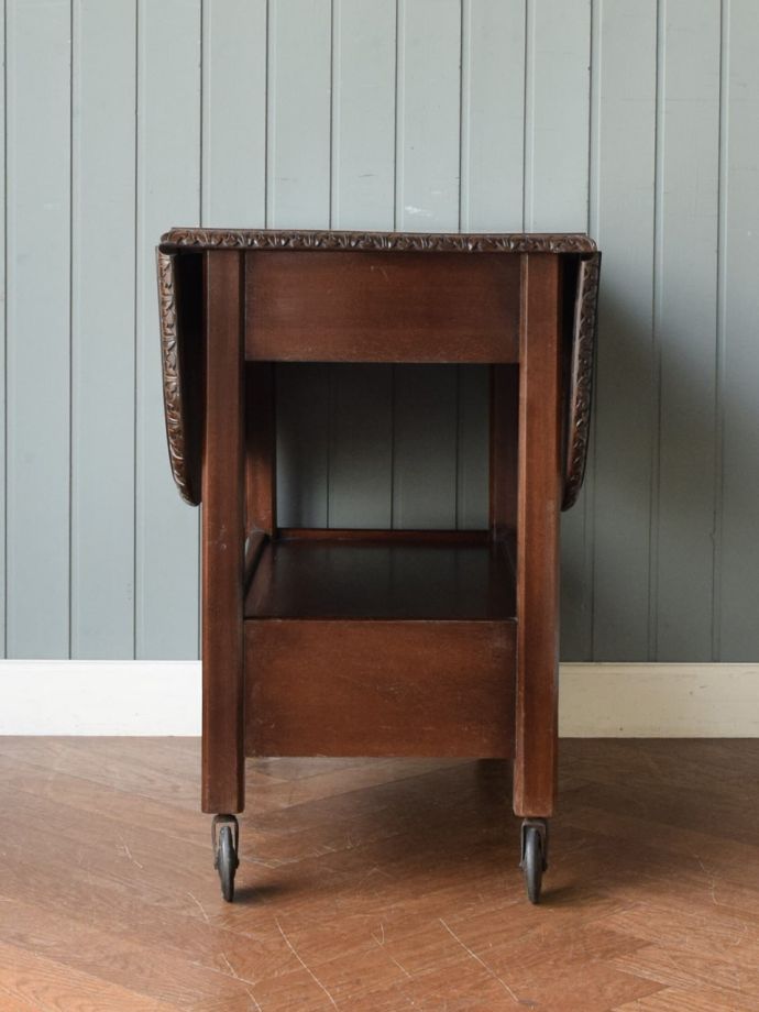 アンティークワゴンの側面