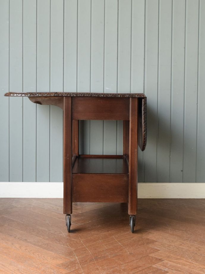 伸長式ワゴンを片方開くと