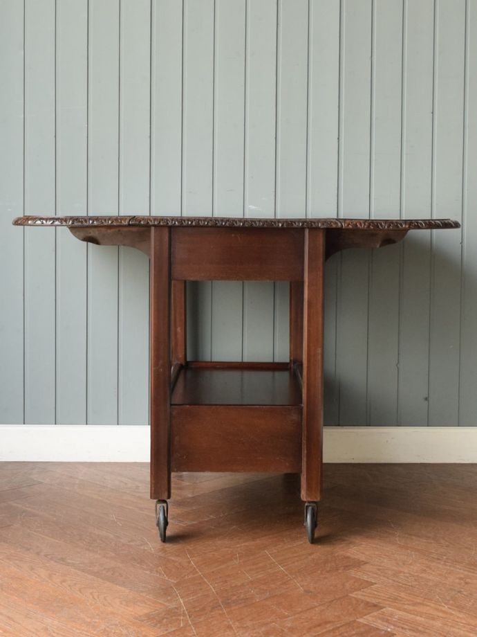 両方のリーフを開いた伸長式ワゴン