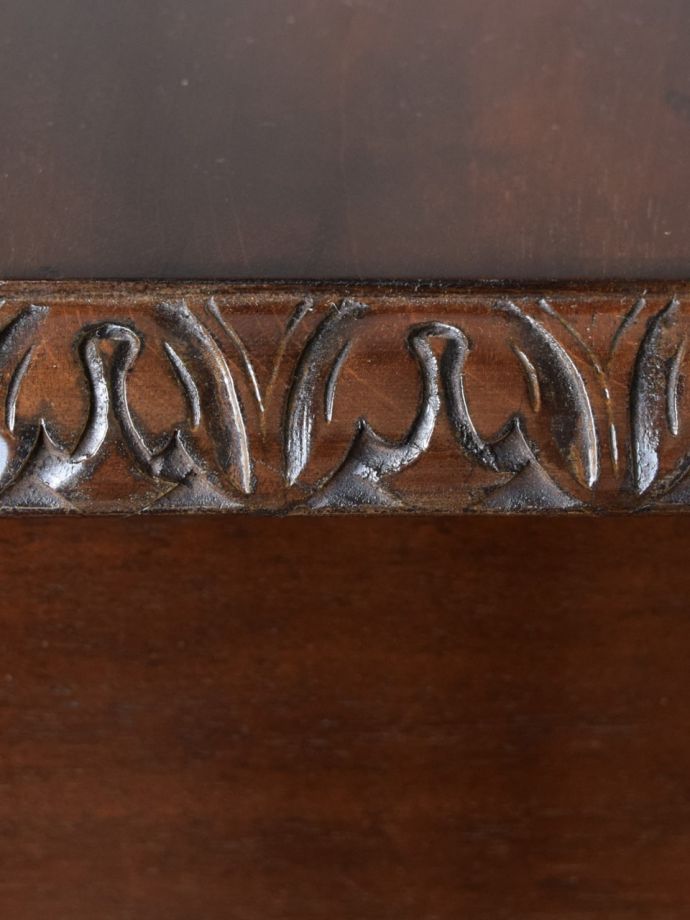 英国アンティーク家具らしい装飾