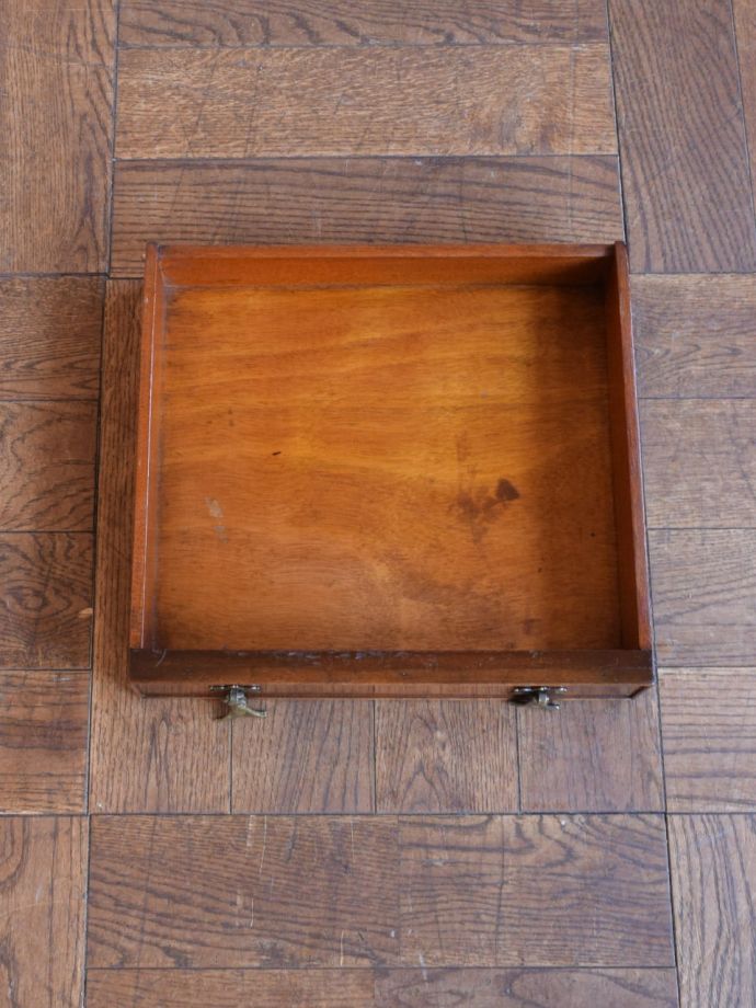 チェストの引き出しの中