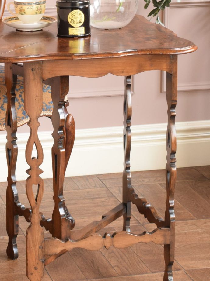 おしゃれなアンティークの伸長式テーブル