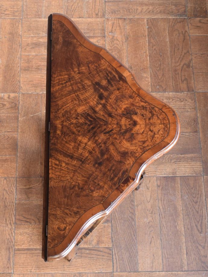 コンパクトなゲートレッグテーブル