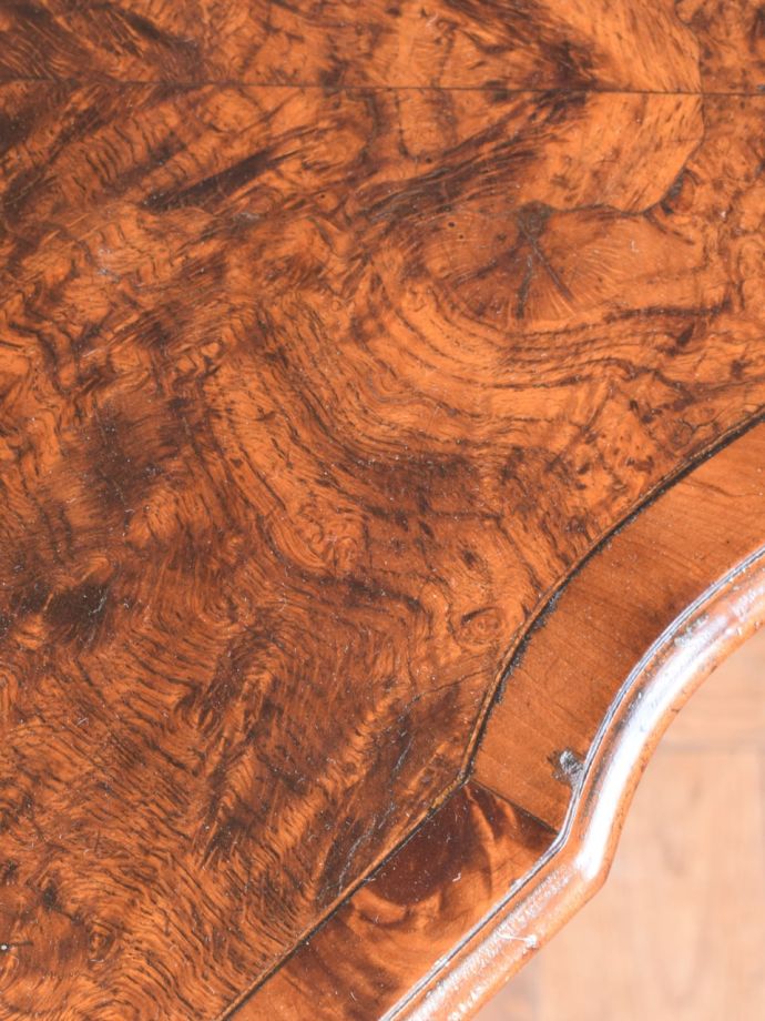 アンティークテーブルの美しい木目